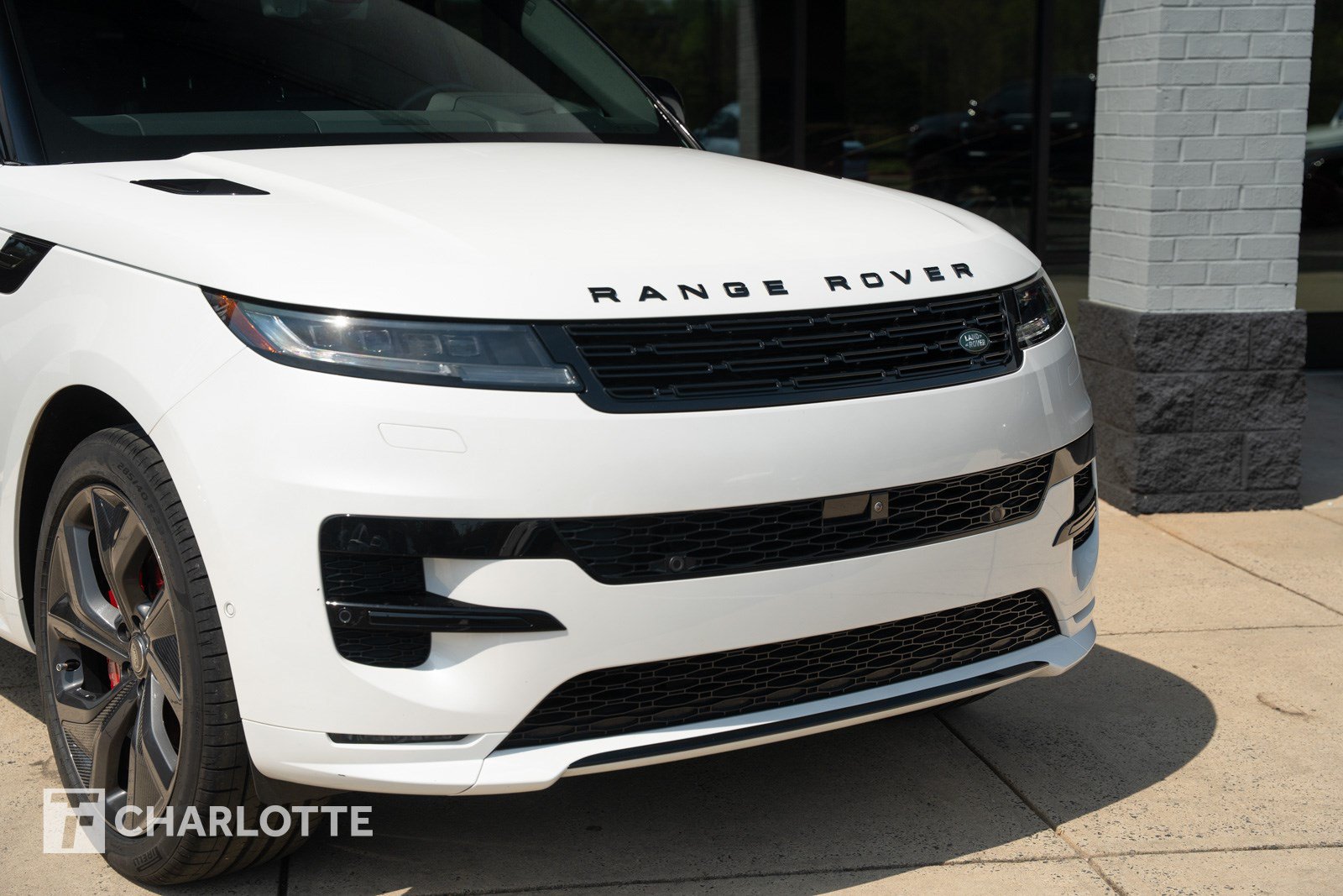 Used 2024 Land Rover Range Rover Sport Dynamic SE AWD/4WD image 3