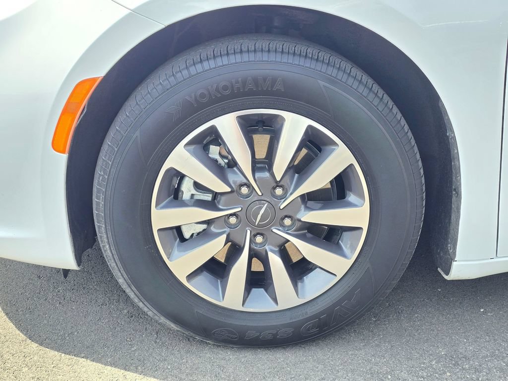 Used 2023 Chrysler Pacifica Touring-L FWD image 8