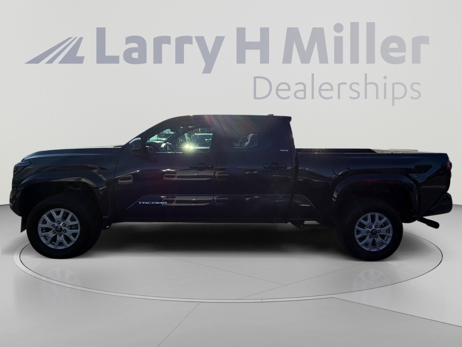 Certified 2025 Toyota Tacoma SR5 AWD/4WD image 2