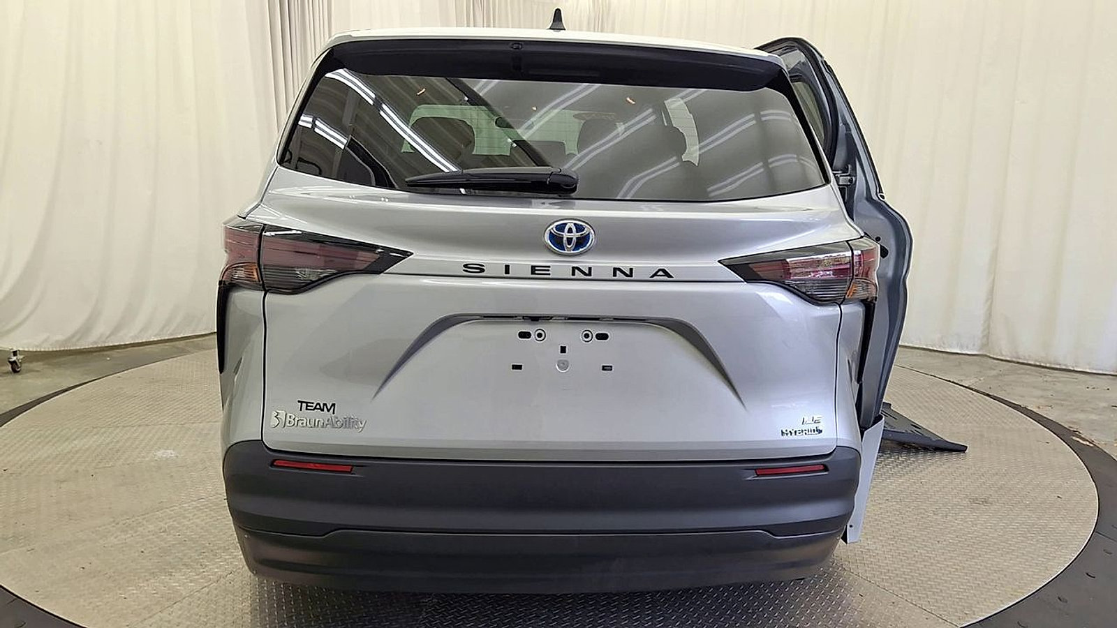 Used 2024 Toyota Sienna LE FWD image 2
