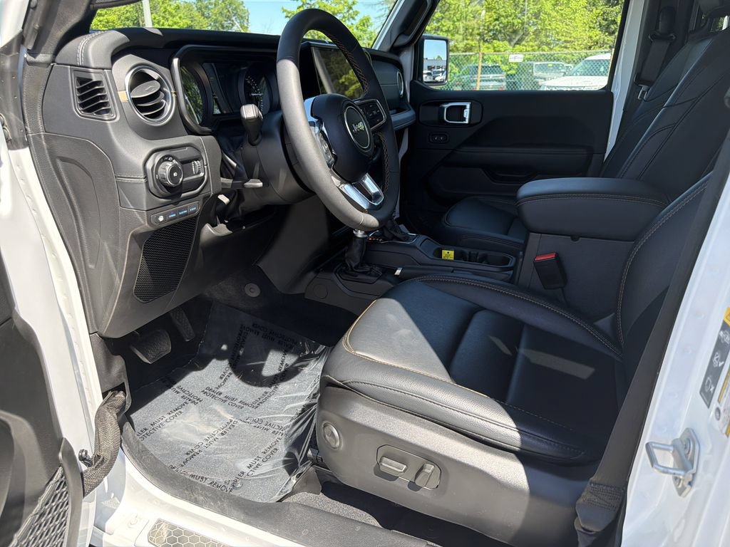 Used 2024 Jeep Wrangler Unlimited Sahara w/ Technology Group AWD/4WD image 12