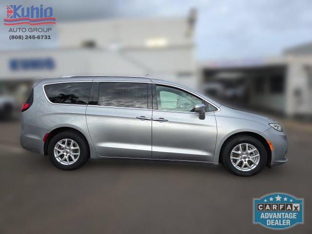 Used 2021 Chrysler Pacifica Touring-L FWD image 2