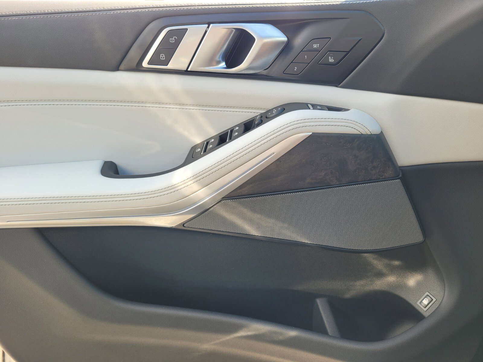 New 2025 BMW X5 xDrive50e w/ Climate Comfort Package image 21