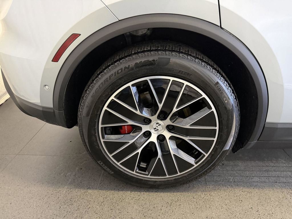 Certified 2025 Porsche Macan 4S Electric AWD/4WD image 12