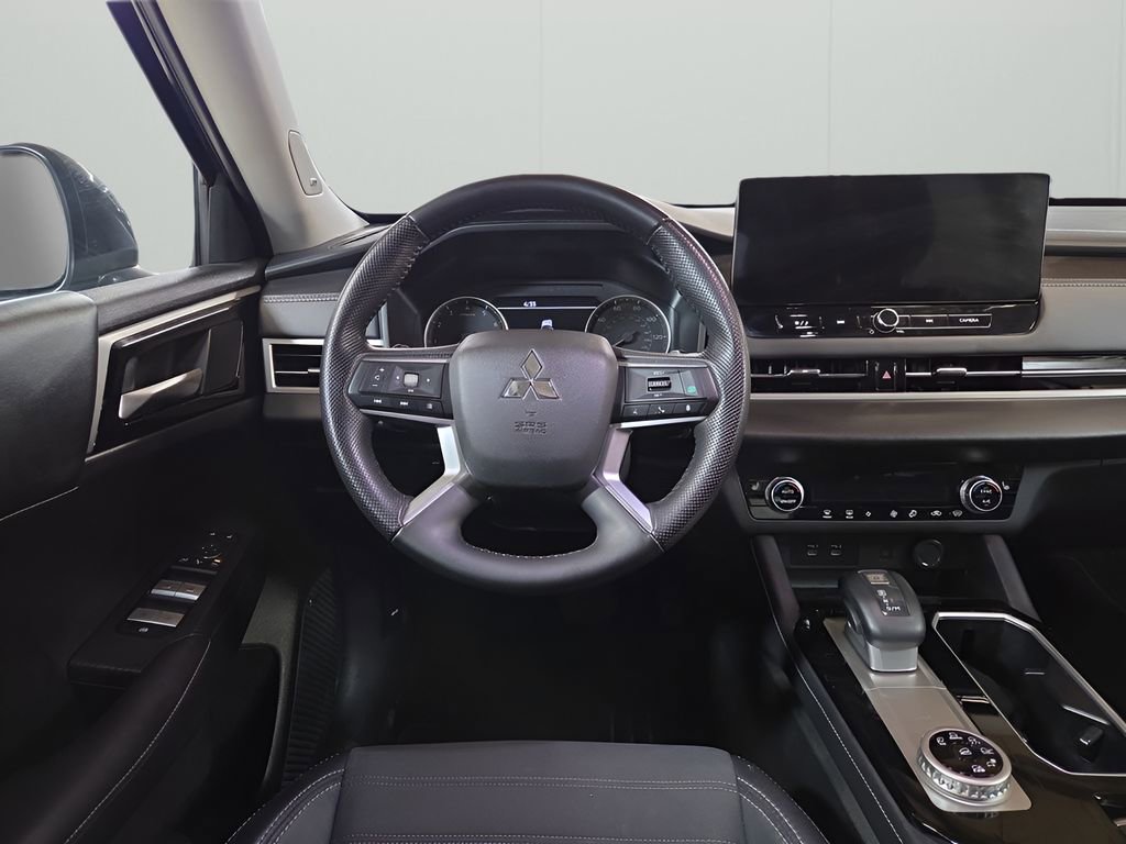 Used 2025 Mitsubishi Outlander SE image 13