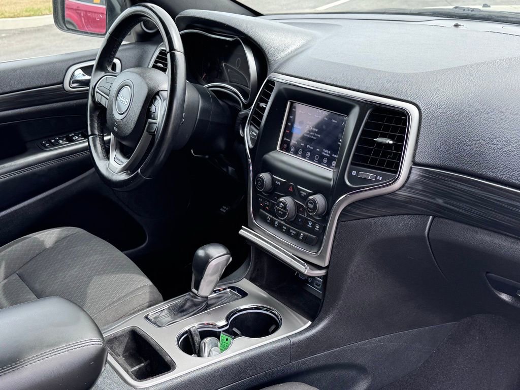Used 2020 Jeep Grand Cherokee Laredo AWD/4WD image 25