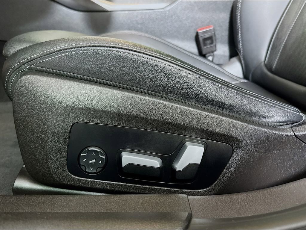 Used 2023 BMW 330i Sedan w/ Driving Assistance Package image 21