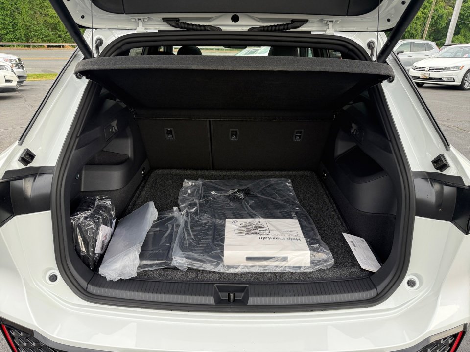 New 2026 Volkswagen Tiguan SE R-Line FWD image 15