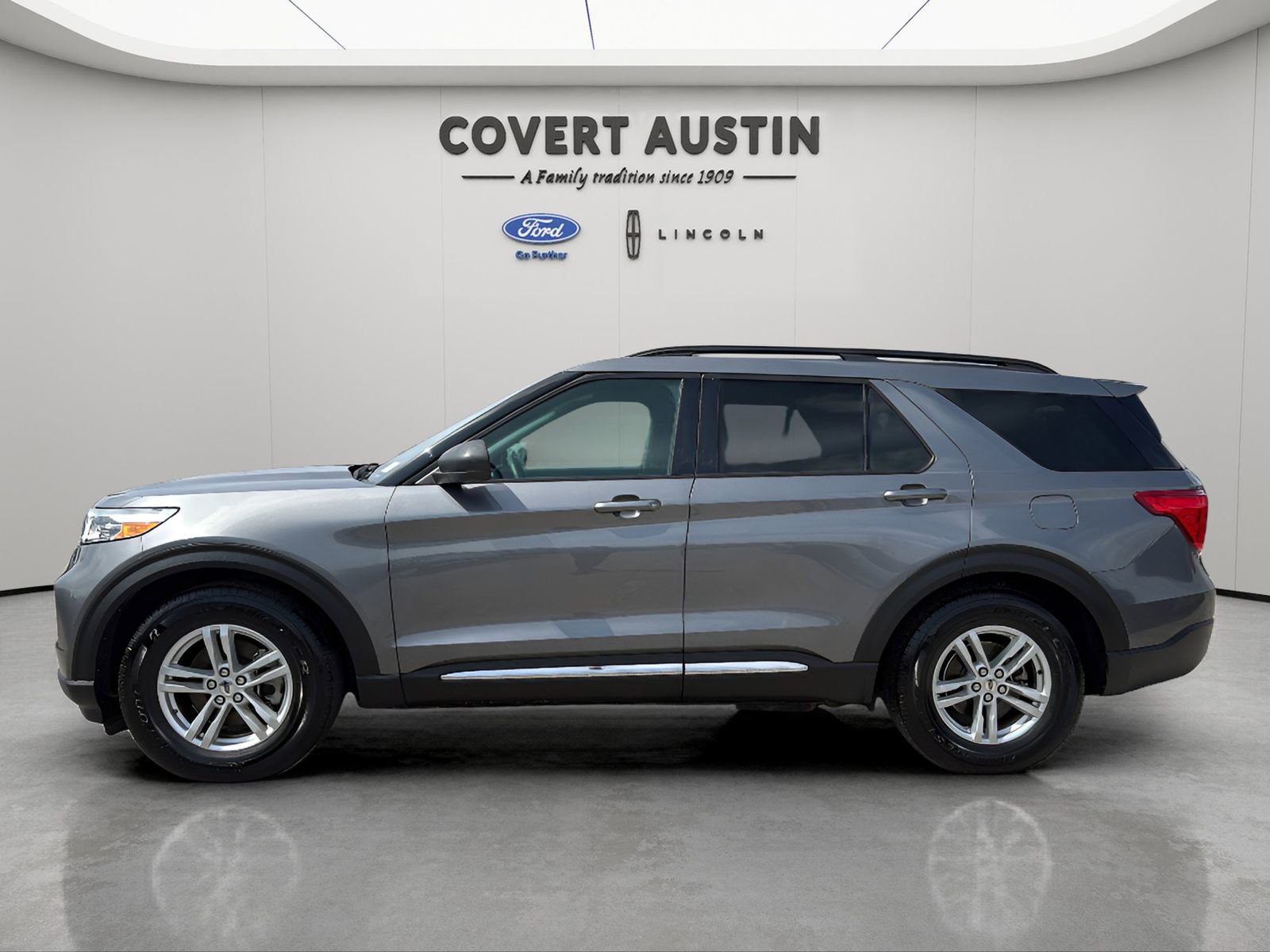 Used 2021 Ford Explorer XLT RWD image 2