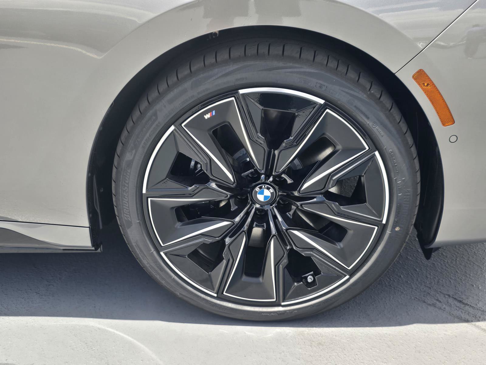 New 2026 BMW 750e xDrive w/ Premium Package AWD/4WD image 2