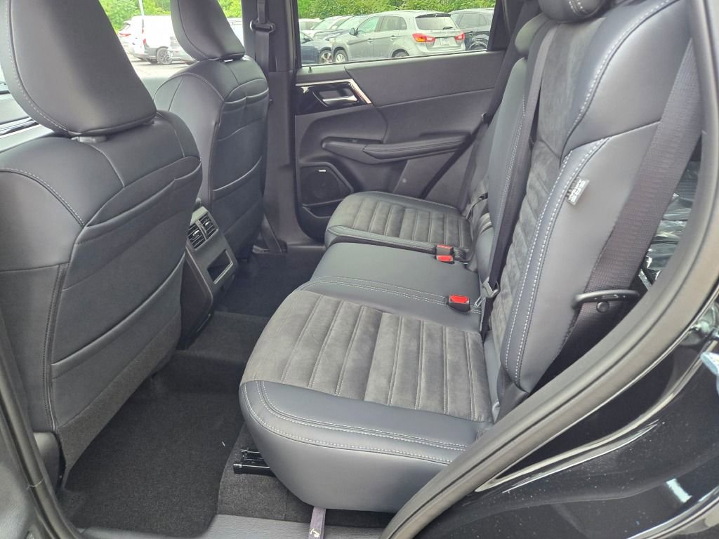 New 2025 Mitsubishi Outlander SE image 12