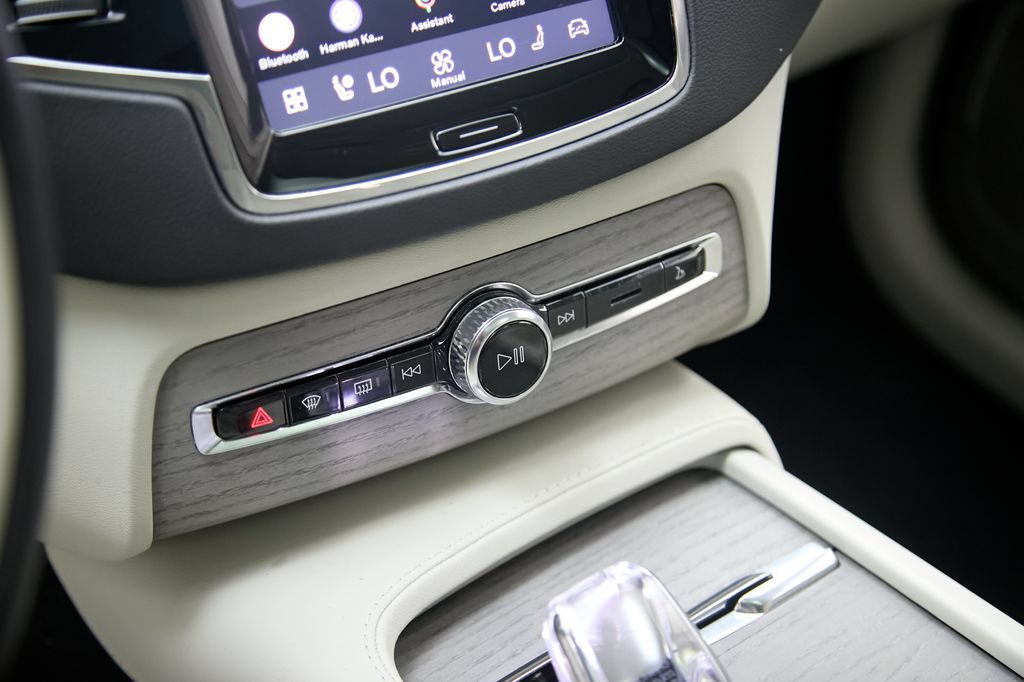 Certified 2024 Volvo XC90 T8 Ultimate w/ Protection Package Premier AWD/4WD image 17