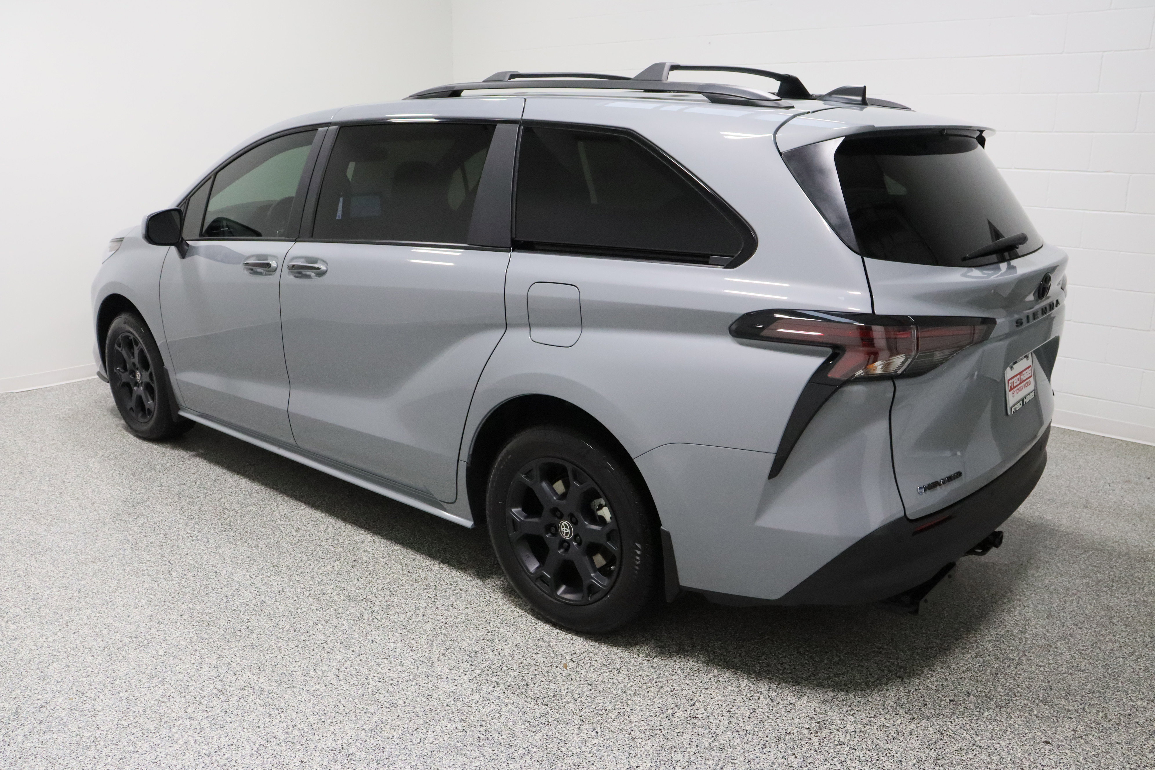 Used 2025 Toyota Sienna XLE Woodland Edition image 9