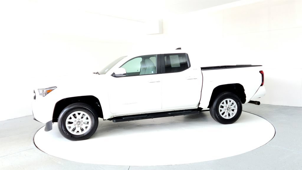 Used 2025 Toyota Tacoma SR5 AWD/4WD image 3