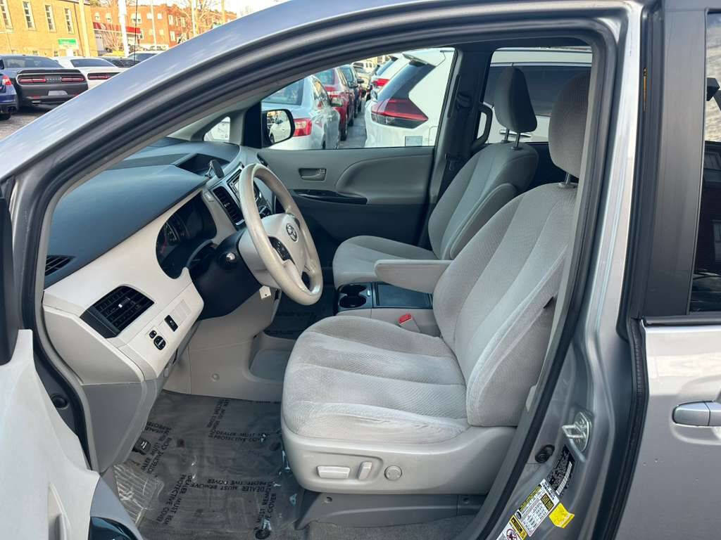 Used 2014 Toyota Sienna LE FWD image 10