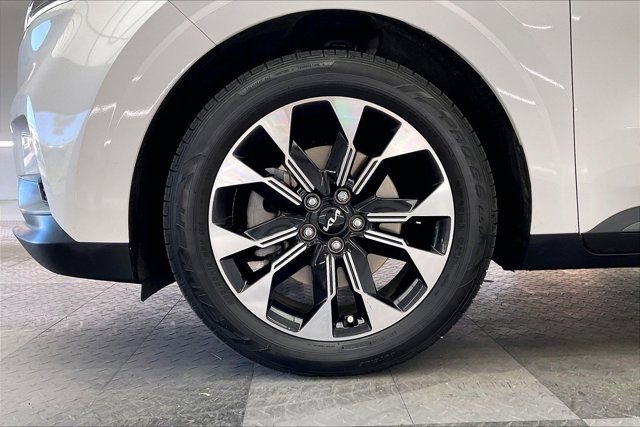 Used 2024 Kia Carnival EX image 8