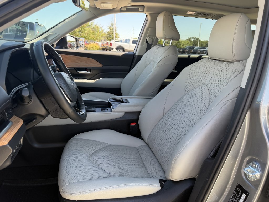 Used 2025 Toyota Grand Highlander AWD Hybrid image 28