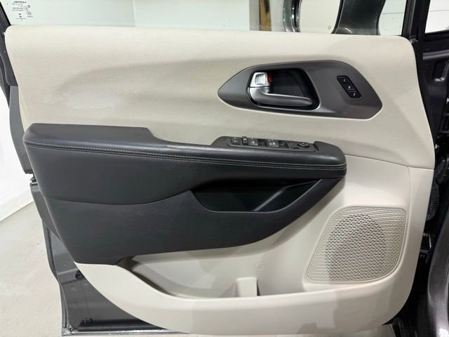 Used 2022 Chrysler Pacifica Touring-L image 11