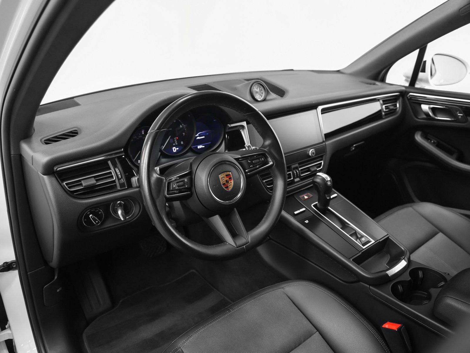 Certified 2022 Porsche Macan image 4