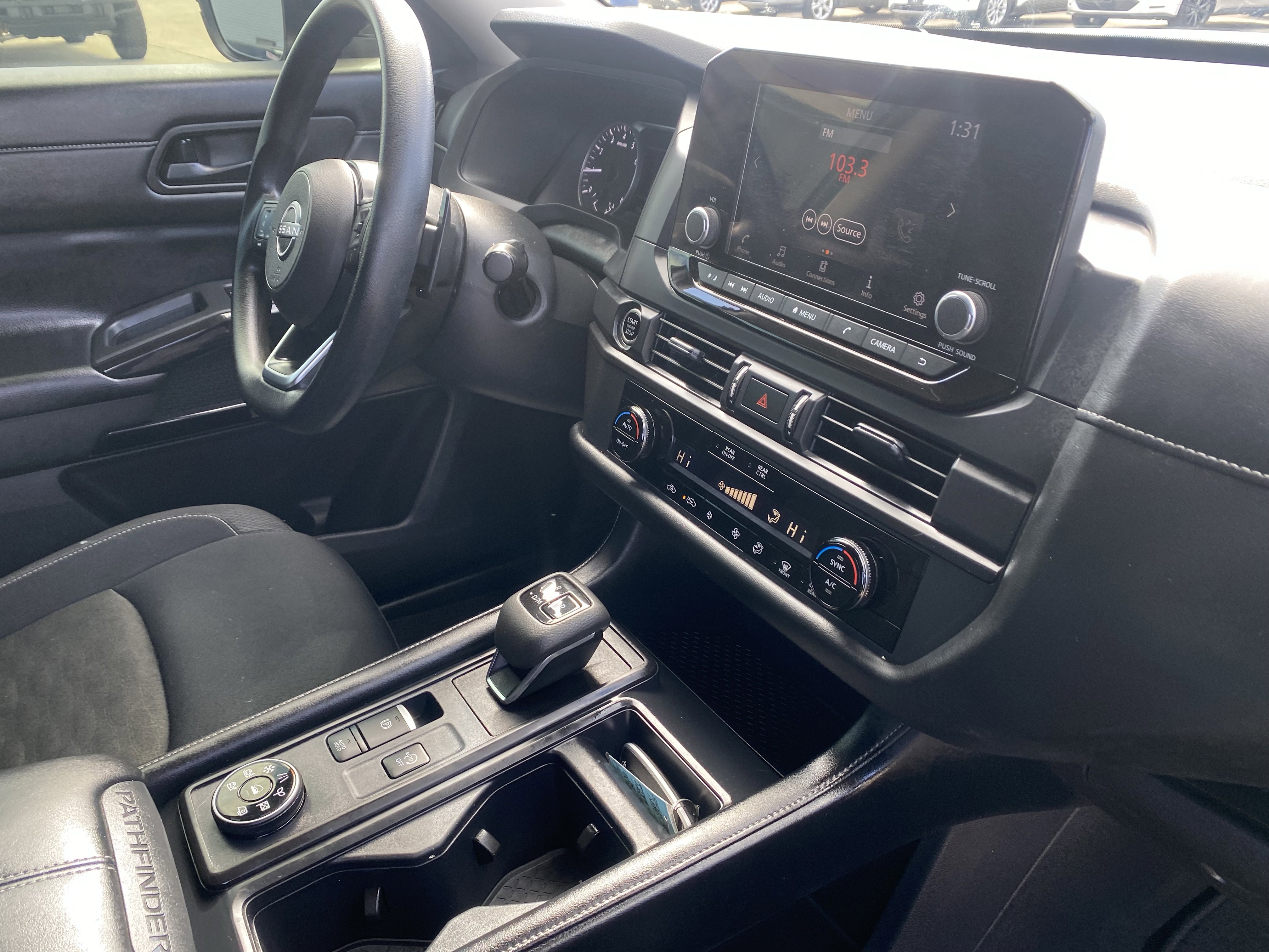 Used 2024 Nissan Pathfinder S image 12