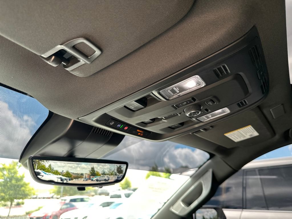 Used 2025 Chevrolet Tahoe High Country AWD/4WD image 24