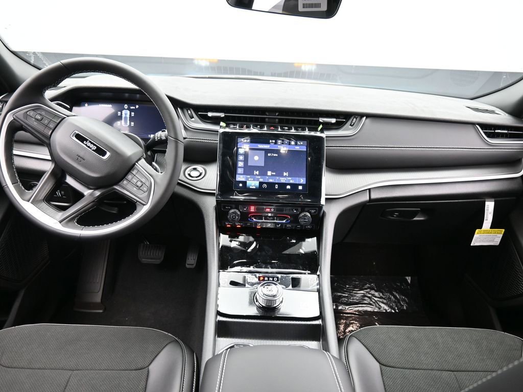 New 2025 Jeep Grand Cherokee Altitude image 15