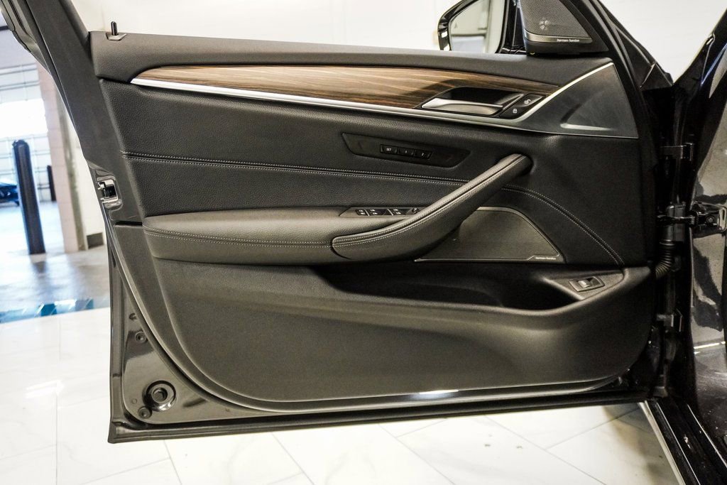 Used 2023 BMW 540i xDrive w/ Premium Package image 21