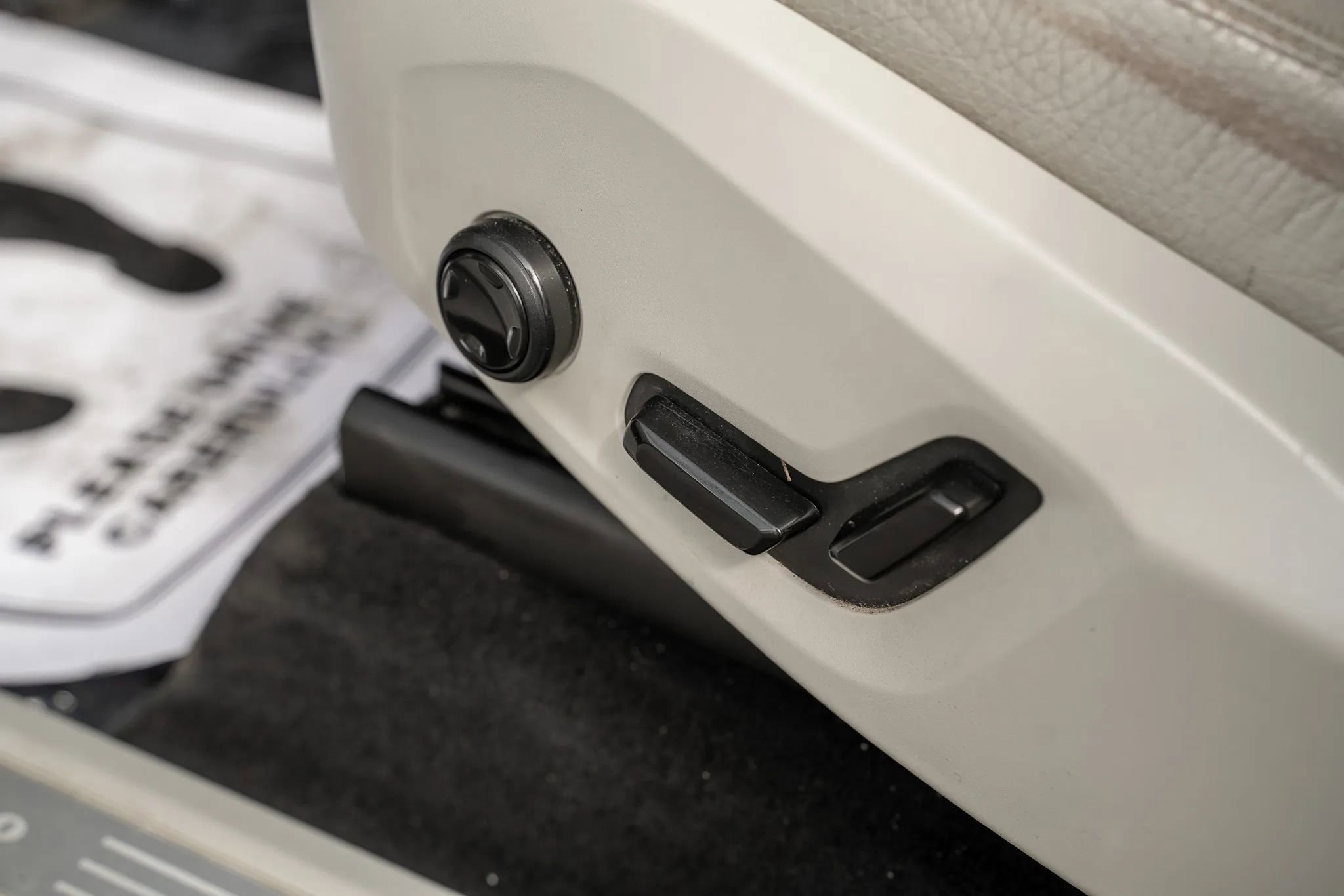 Used 2017 Volvo XC90 T6 Momentum w/ Vision Package image 17