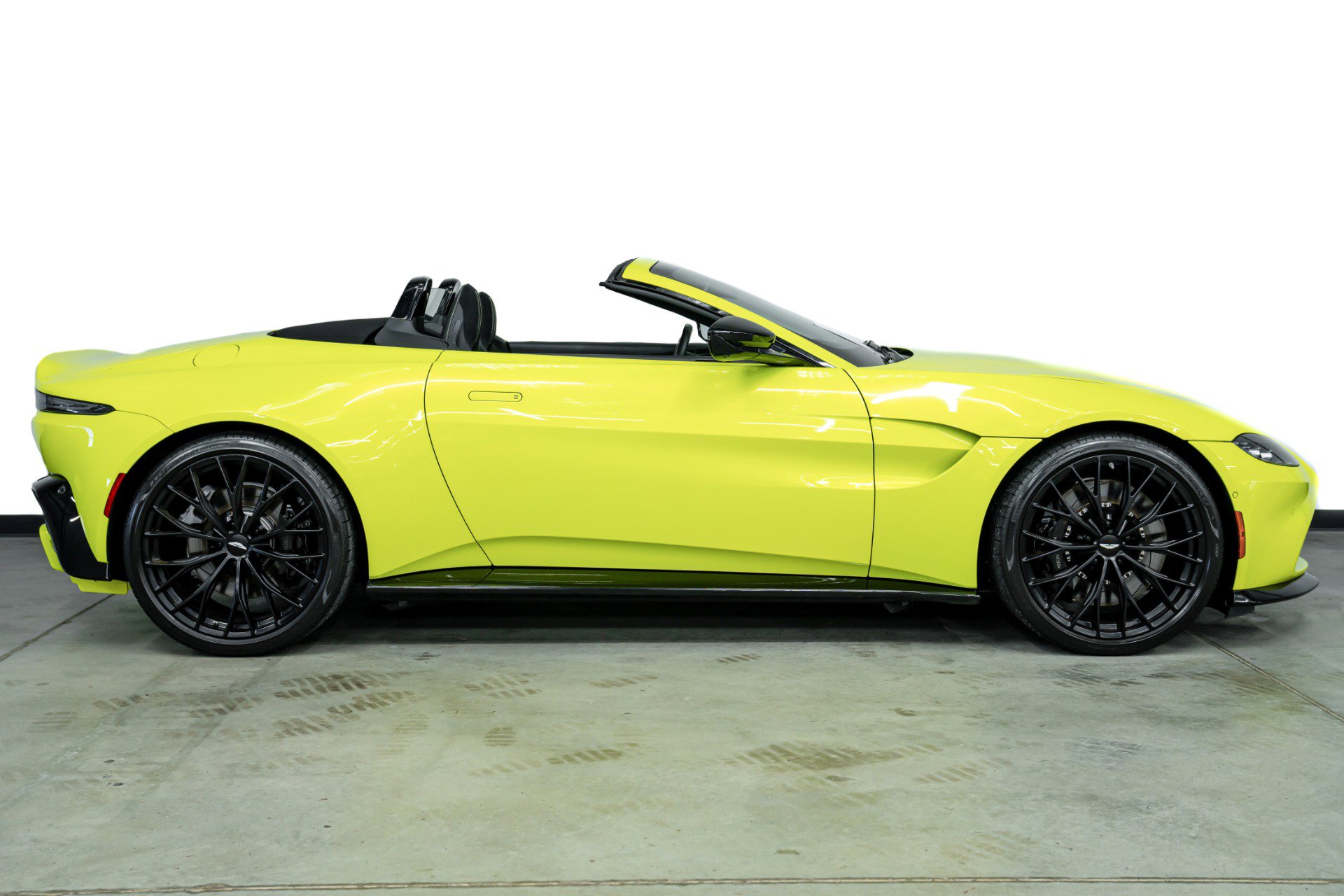Used 2022 Aston Martin V8 Vantage Roadster RWD image 44