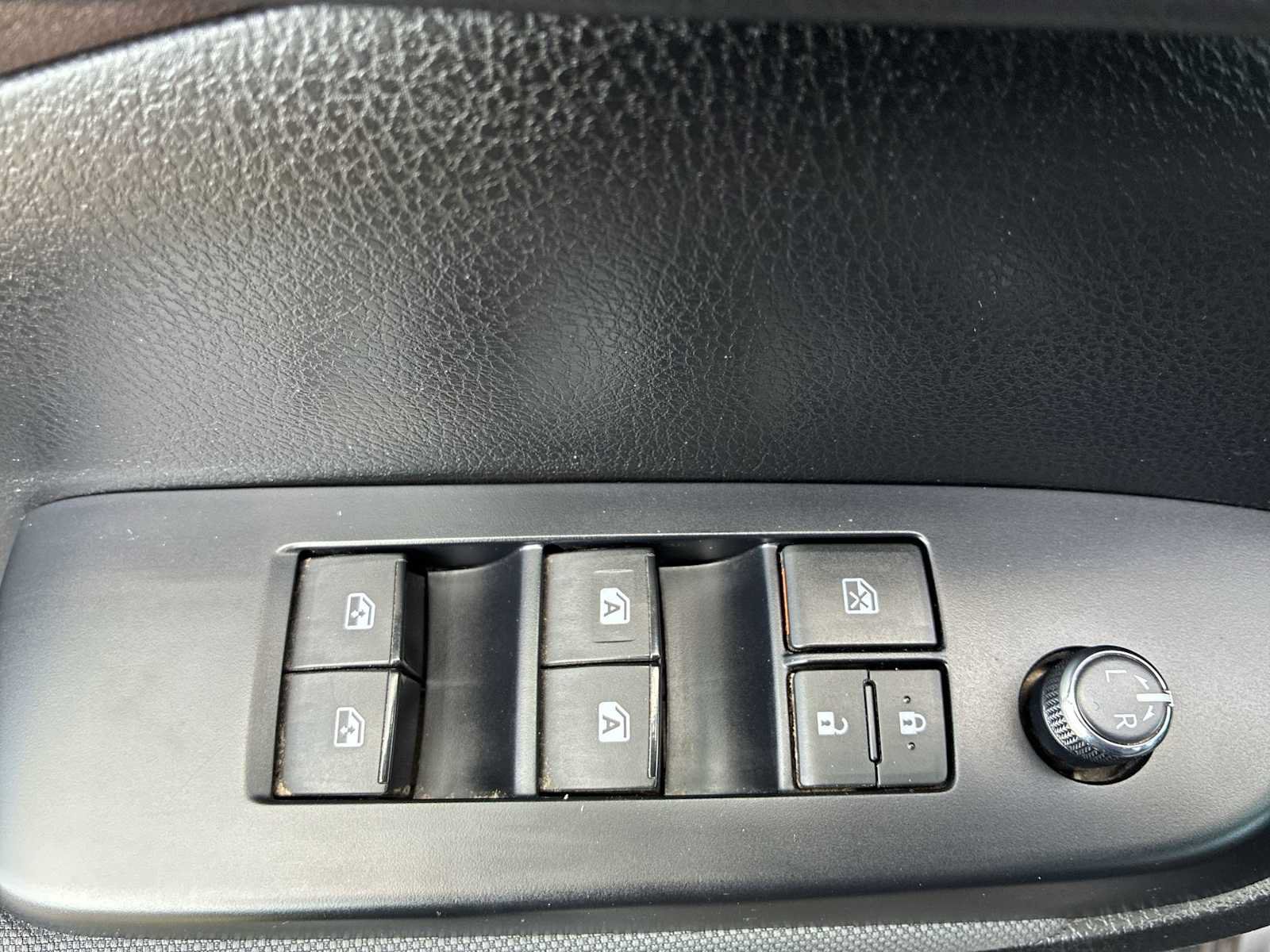 Used 2019 Toyota Highlander LE AWD/4WD image 15