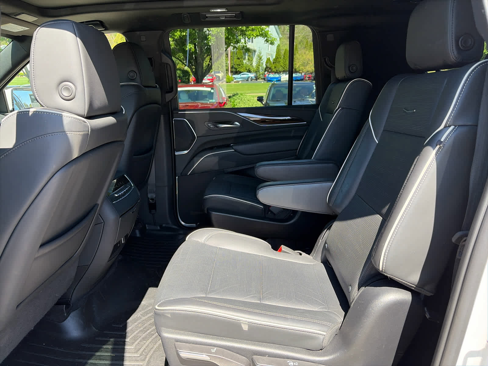 Used 2023 Cadillac Escalade ESV Premium Luxury AWD/4WD image 10