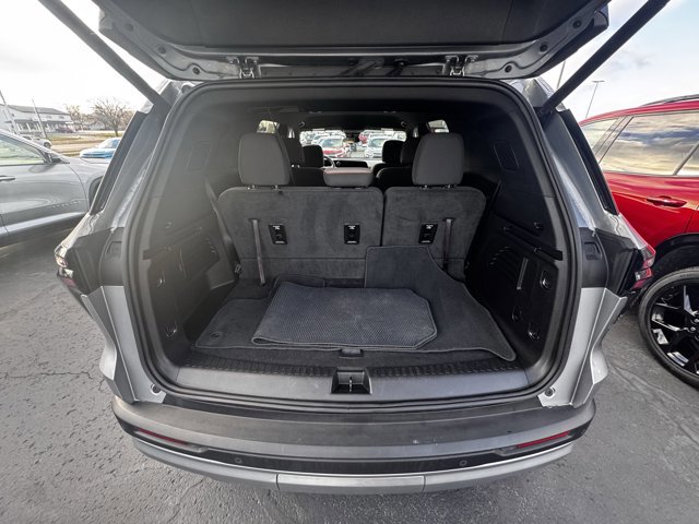 Used 2025 Chevrolet Traverse LT image 9