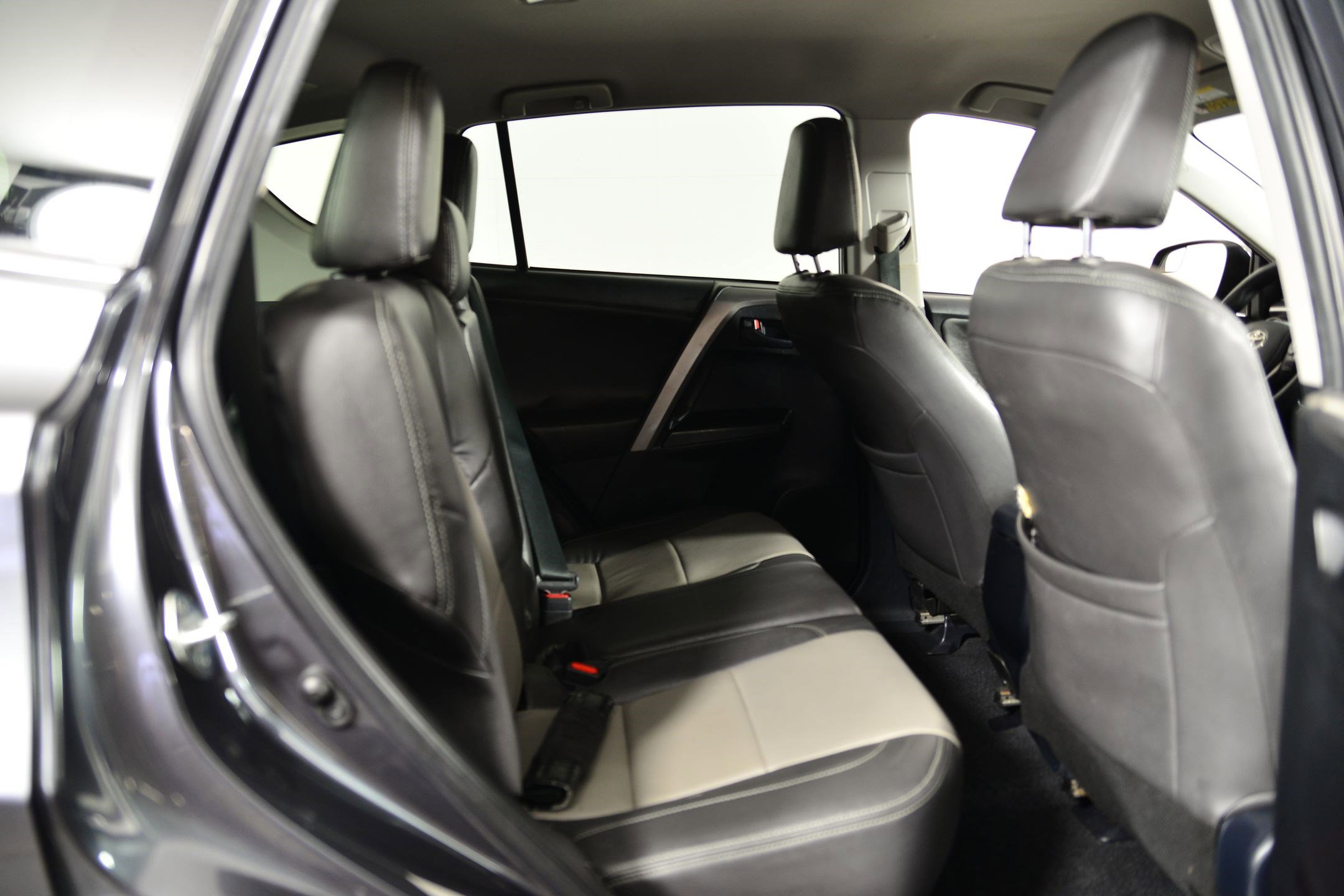 Used 2018 Toyota RAV4 LE image 22