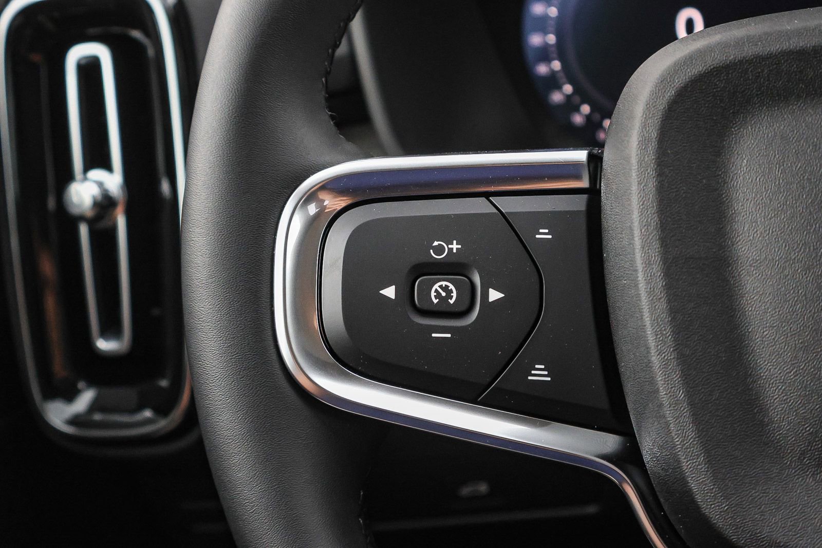 New 2026 Volvo XC40 B5 Core w/ Climate Package image 36