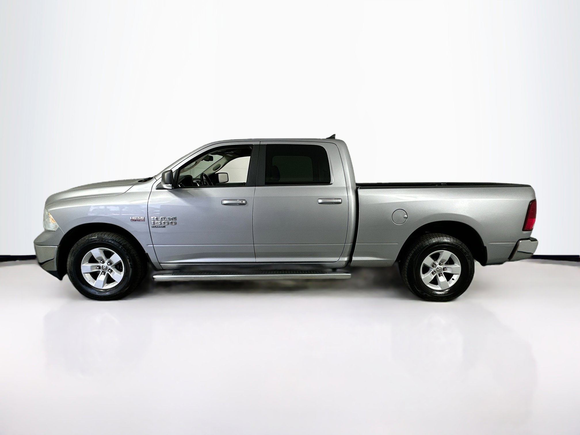 Used 2020 RAM 1500 Classic SLT w/ Luxury Group image 8
