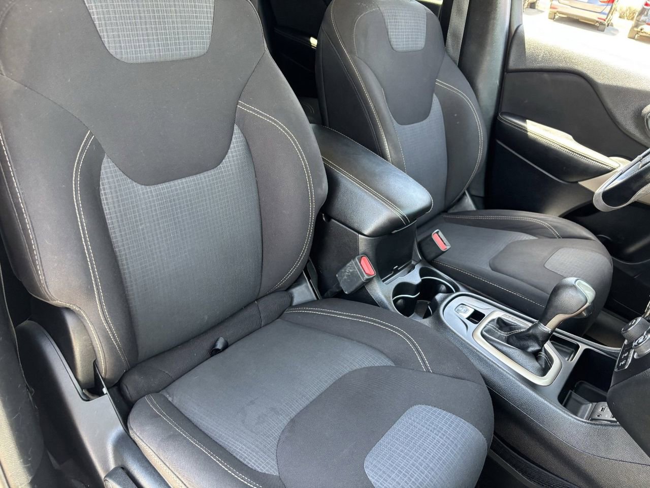 Used 2017 Jeep Cherokee Latitude w/ Comfort & Sound Group FWD image 8