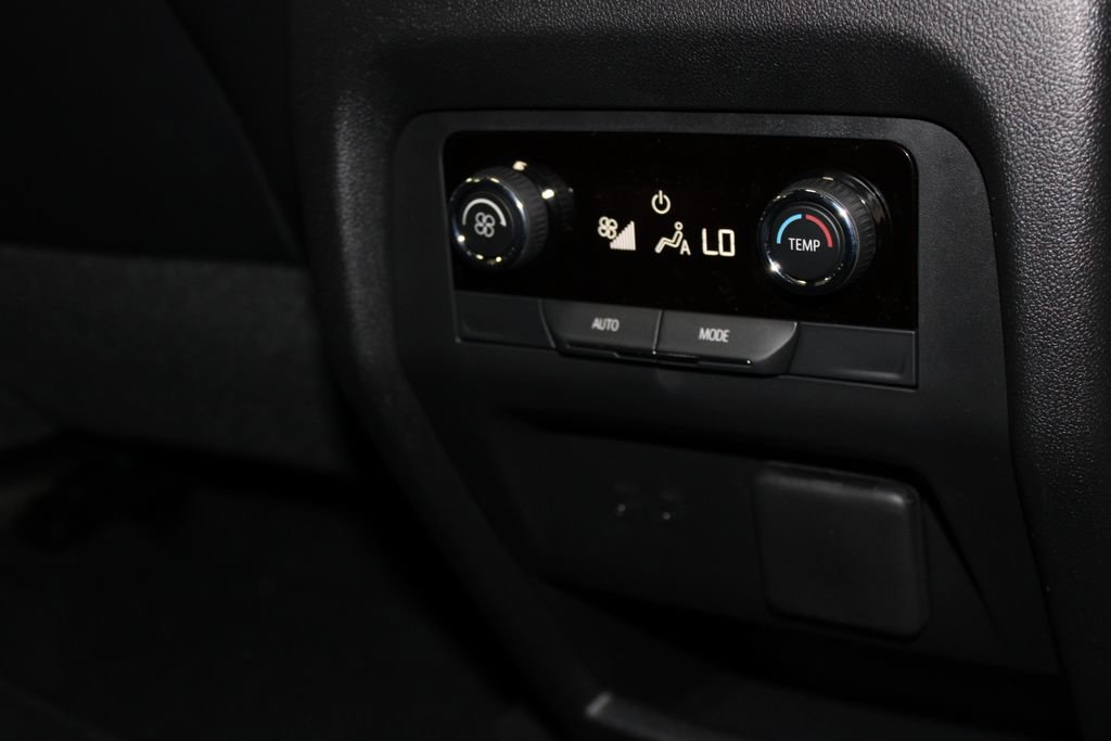 New 2026 Chevrolet Traverse LT w/ Sun and Wheel Package FWD image 28