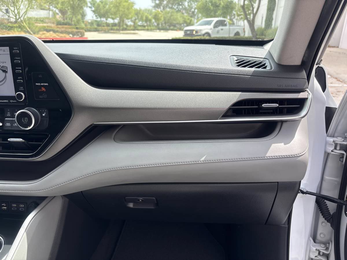 Used 2022 Toyota Highlander XLE FWD image 18