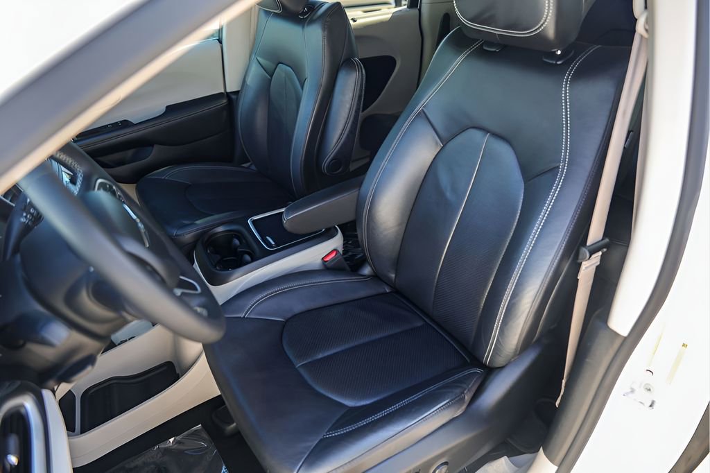 Used 2022 Chrysler Pacifica Touring-L image 10