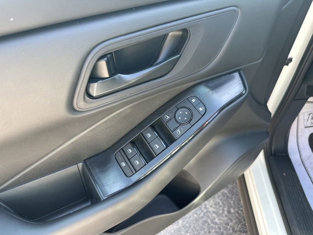 Used 2025 Nissan Rogue S image 15