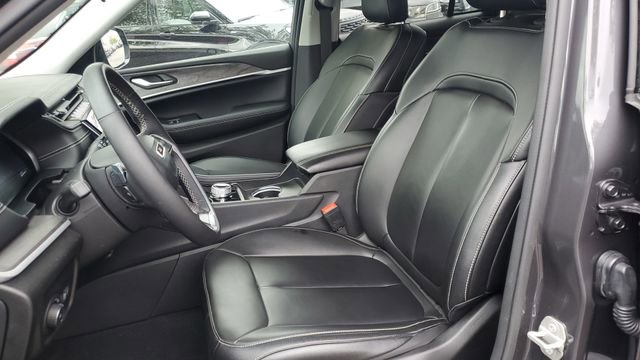 Used 2024 Jeep Grand Cherokee Limited AWD/4WD image 24