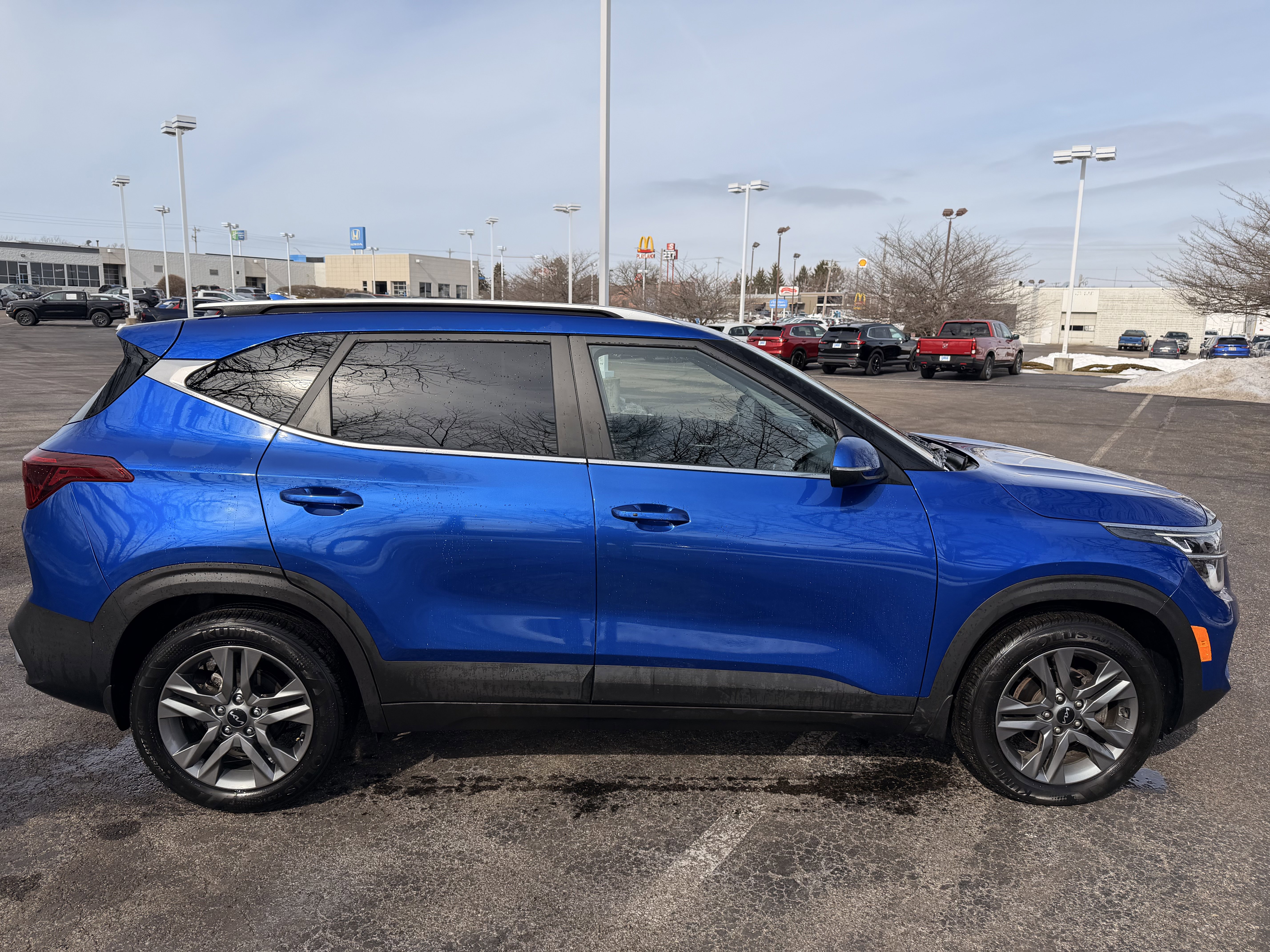 Used 2023 Kia Seltos S w/ Navigation Package image 2