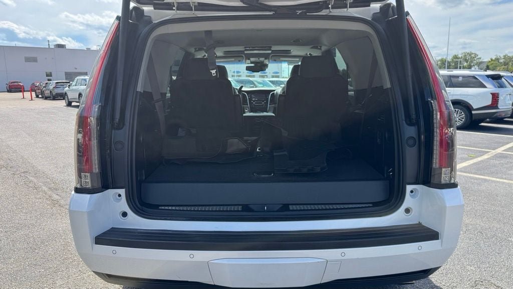 Used 2016 Cadillac Escalade Luxury AWD/4WD image 11