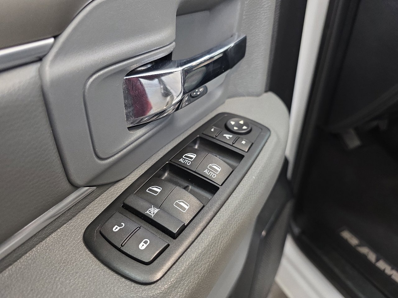 Used 2015 RAM 2500 SLT w/ Luxury Group image 26