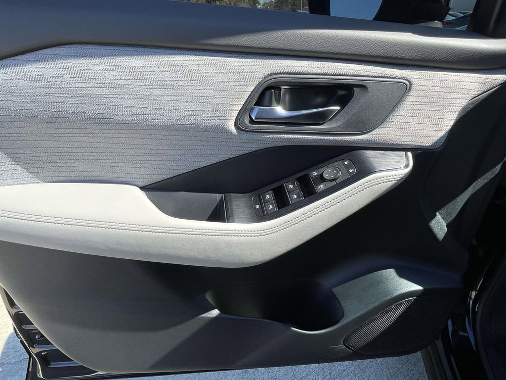 Used 2023 Nissan Rogue SV image 15