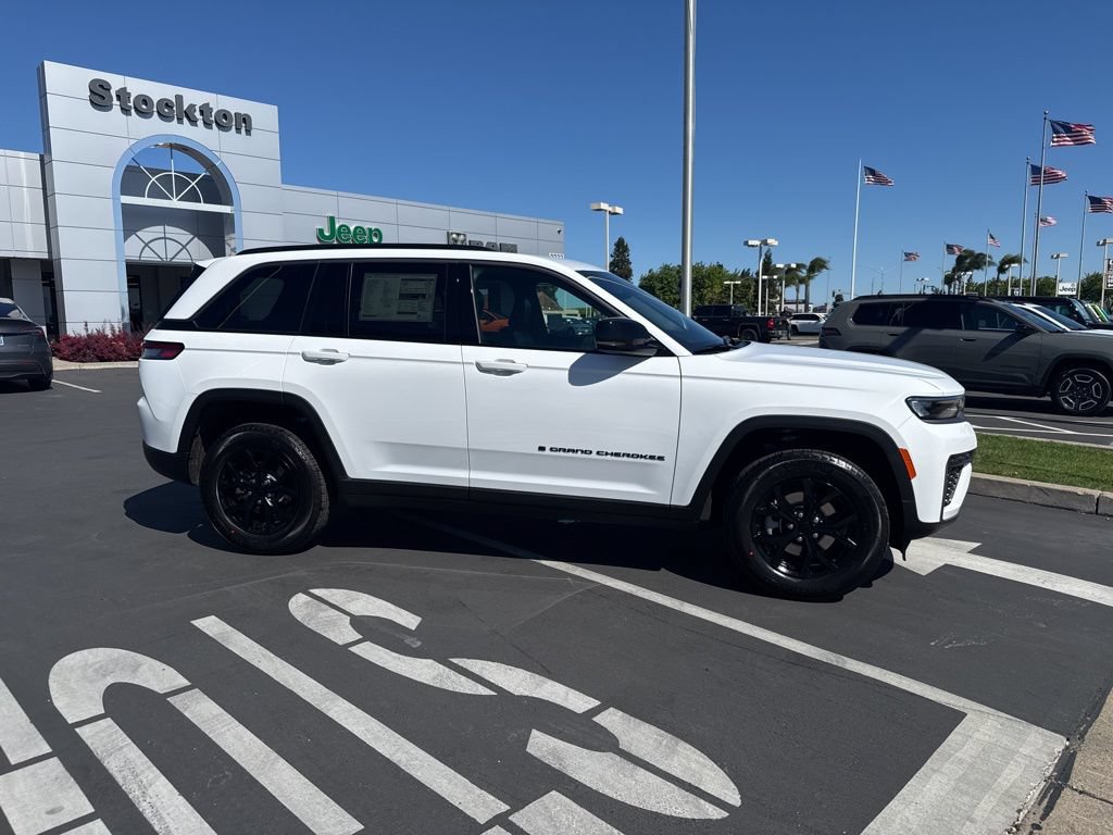 New 2026 Jeep Grand Cherokee Altitude AWD/4WD image 3