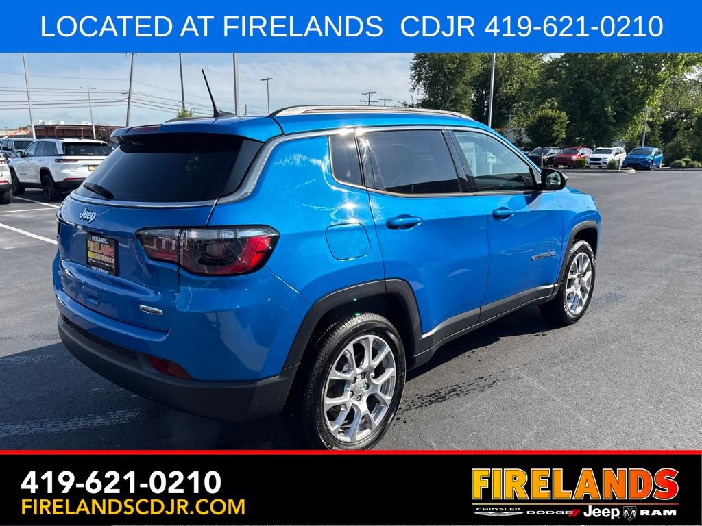Used 2024 Jeep Compass Latitude w/ Sun and Sound Group AWD/4WD image 5