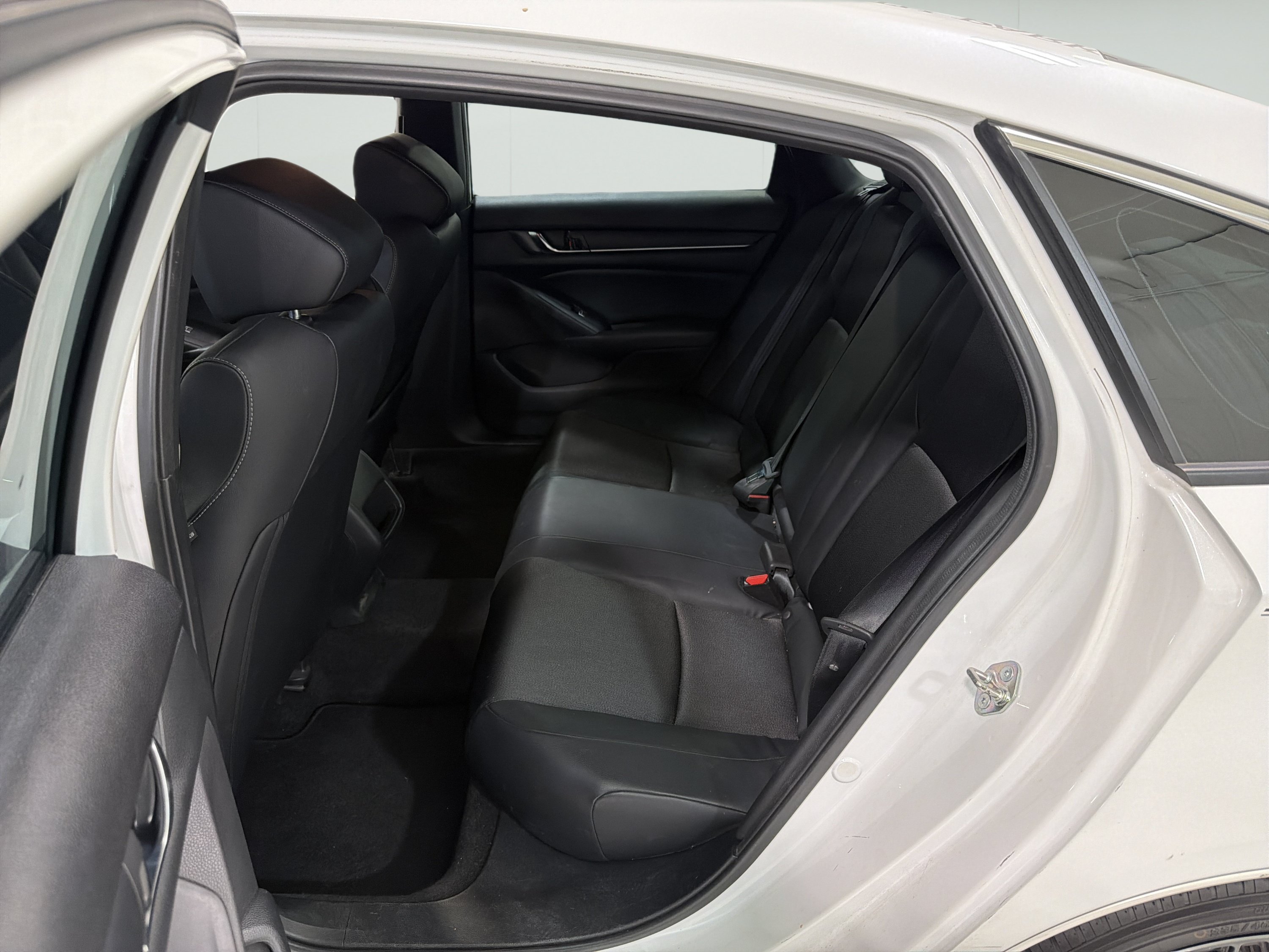Used 2018 Honda Accord Sport image 11