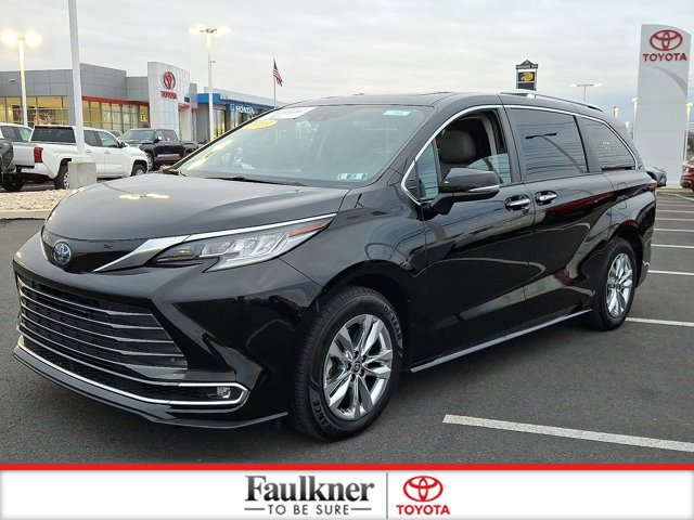 Certified 2023 Toyota Sienna Limited image 3