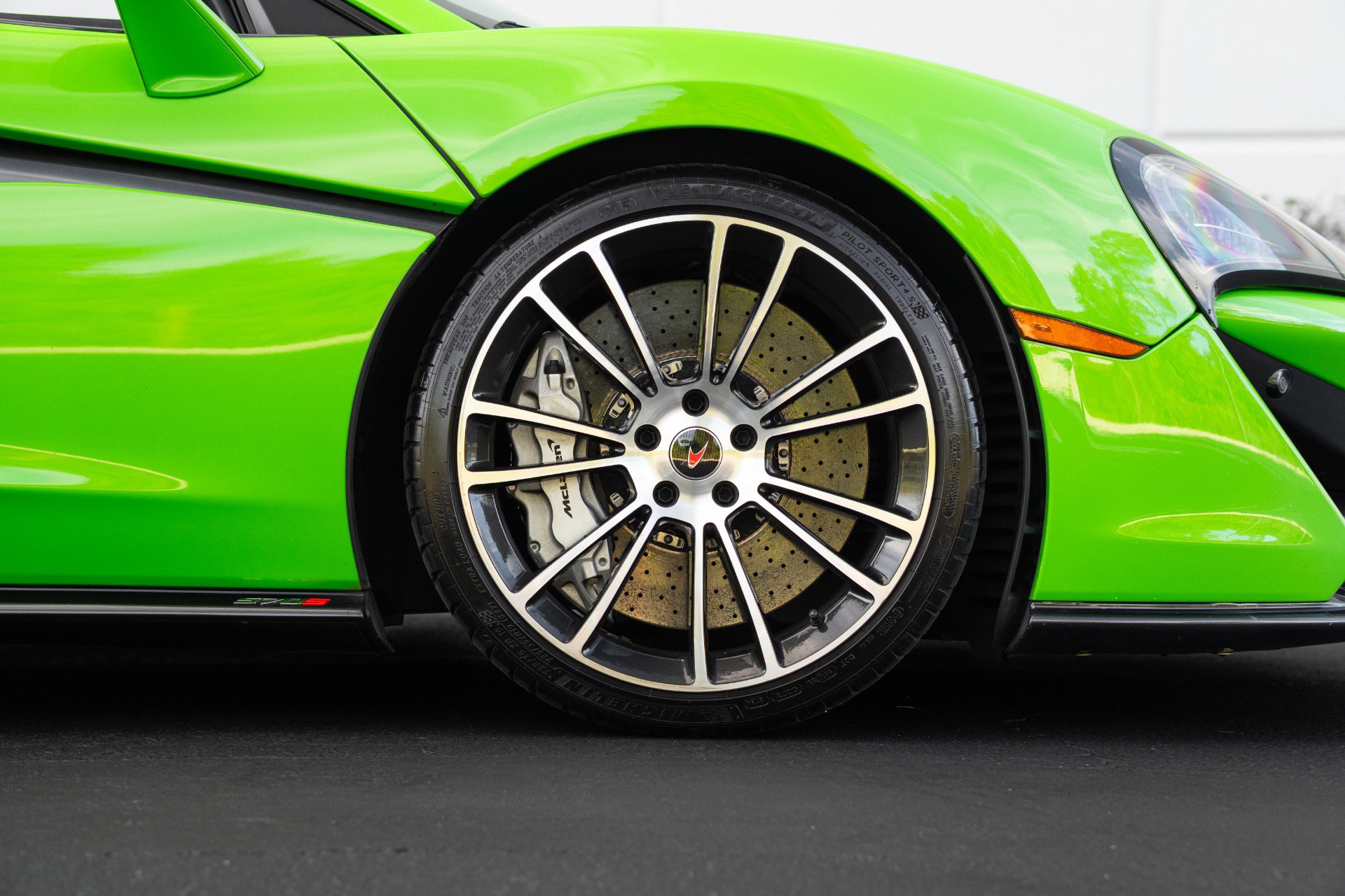 Used 2018 McLaren 570S Spider RWD image 9